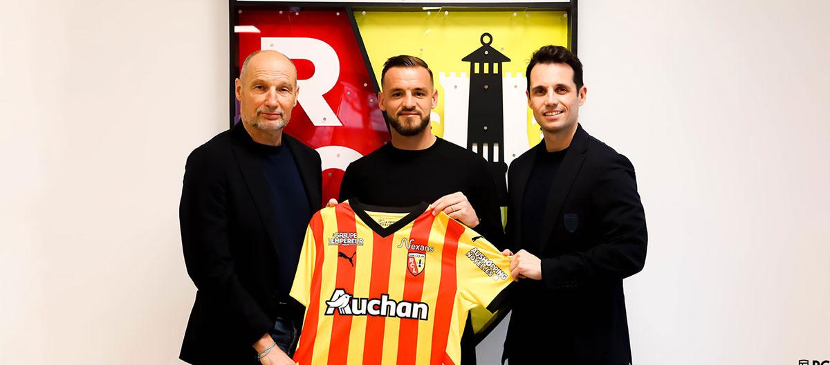 Lens completes contract extension with French center back Jonathan Gradit..