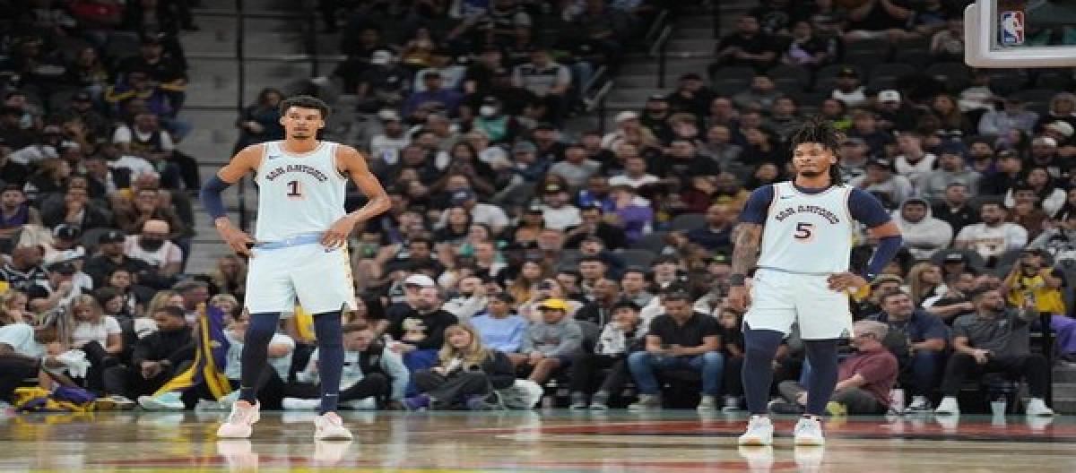 Castle wins NBA Rookie of the Year award; Spurs have another talented new star