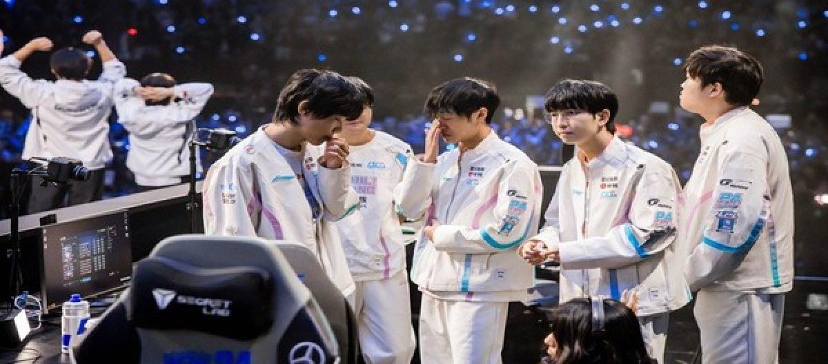 The all-Chinese team's strong duel overturned the situation, BLG changed its coach like changing a knife, Knight's cold face and super god returned to the peak
