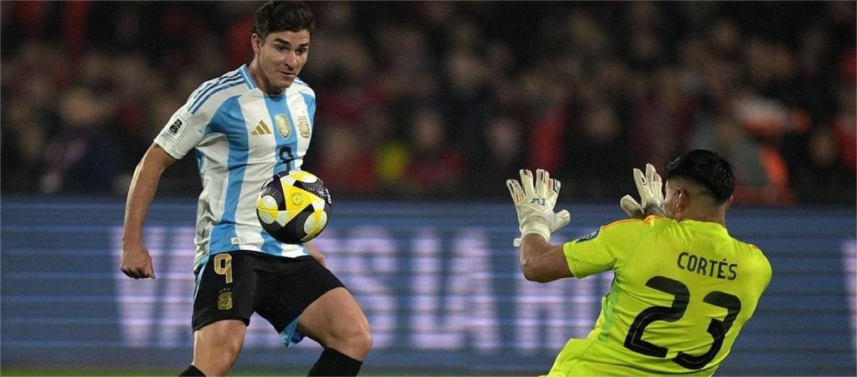 World Cup qualifiers - Alvarez scores as Argentina beat Chile 1-0
