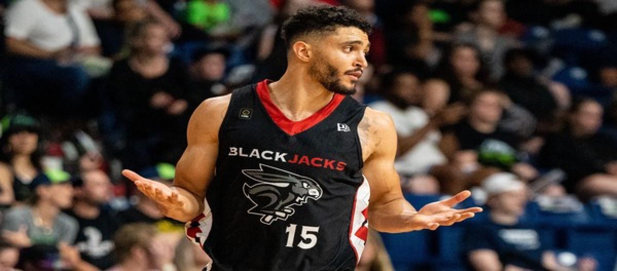 Warriors 89-84 reversed the Lakers Jackson Rowe 13 points and 8 rebounds to lead the team