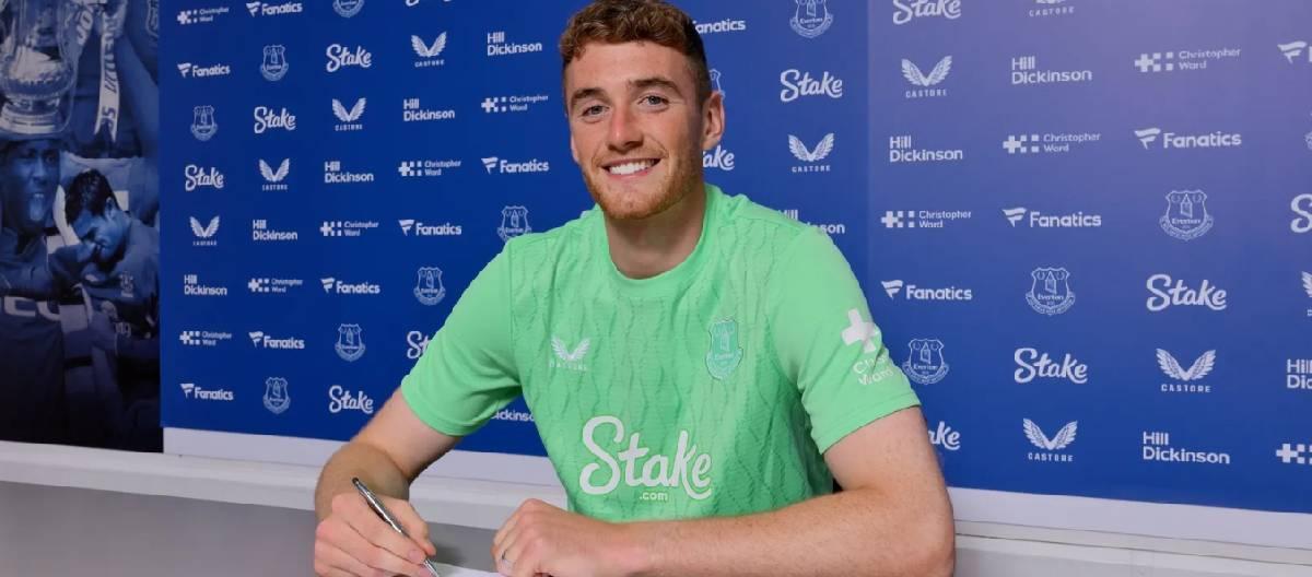 Everton announces signing of goalkeeper Mark Travers, contract expires in 2029