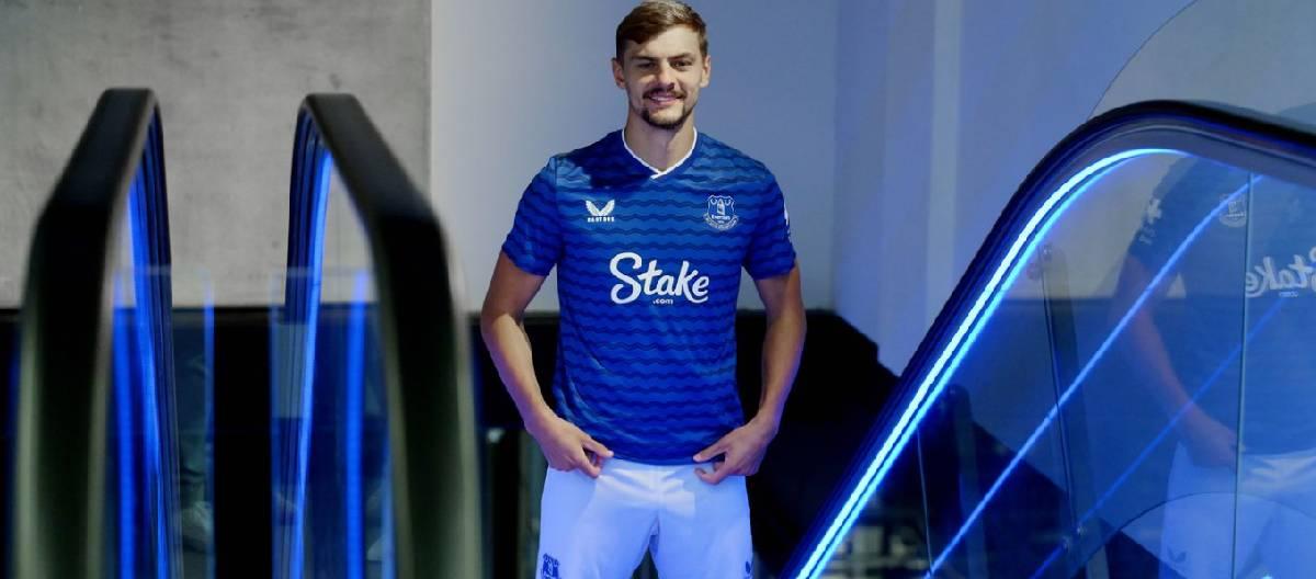 Everton sign Kiernan Dewsbury-Hall on a contract until 2030