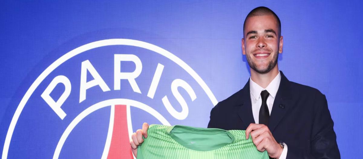 Paris Saint-Germain officially announced the signing of 23-year-old goalkeeper Chevalier for a total of 55 million euros