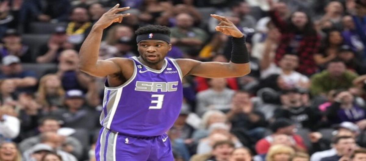 Kings waive Terence Davis to free up roster space