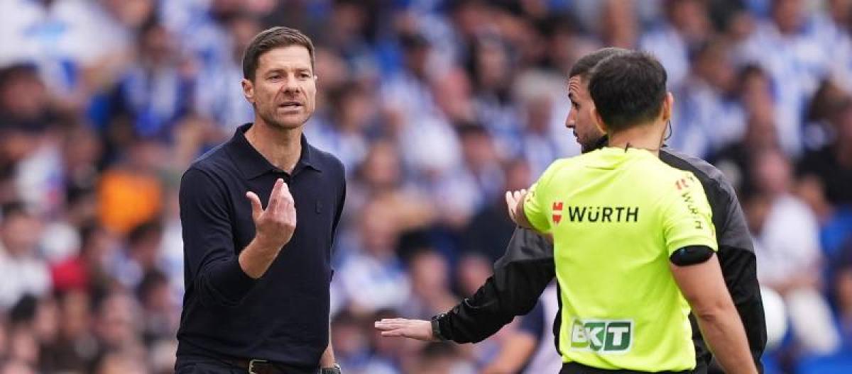 Xabi Alonso unhappy with Dean Huissen's red card