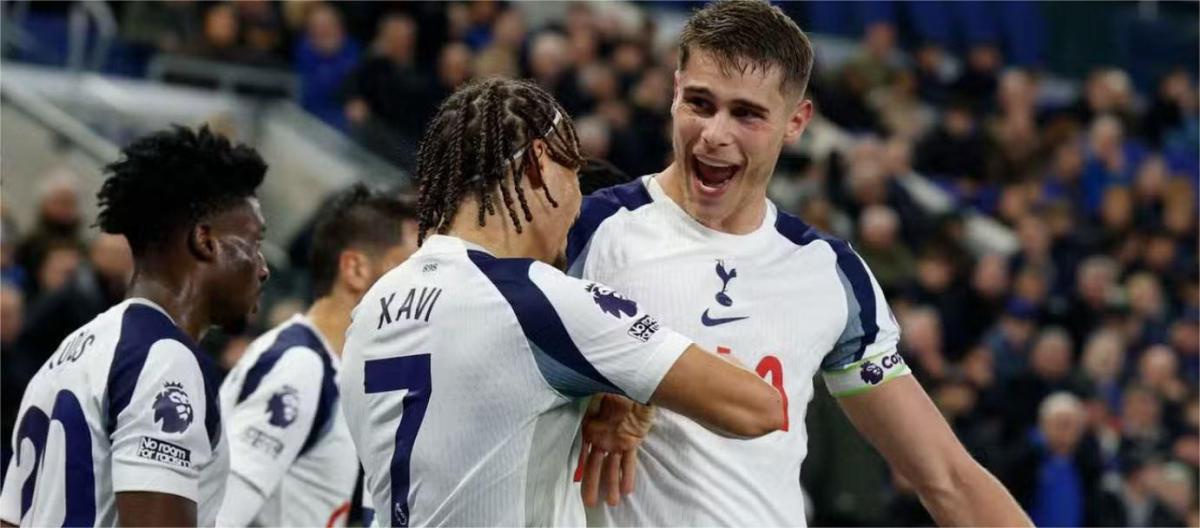 Premier League - Van der Ven scored twice as Tottenham Hotspur beat Everton 3-0