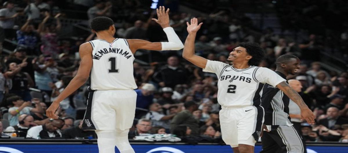 Wimbledon and Yamaba scored 27 points as the Spurs defeated the Heat 107-101, extending their winning streak to five games.