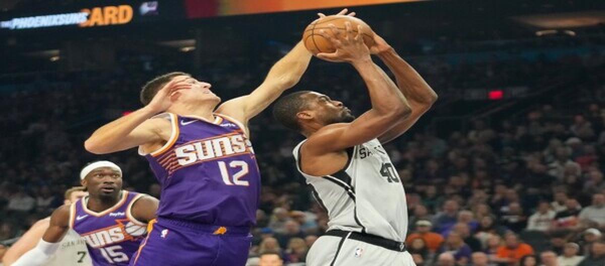 Booker and Brooks combined for 49 points as the Suns rallied to defeat the Spurs 111-102, securing their third consecutive win.