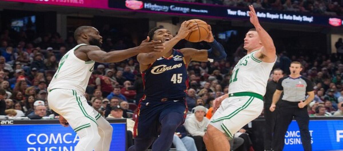 Pritchard's 42-point outburst helped the Celtics narrowly defeat the Cavaliers 117-115.