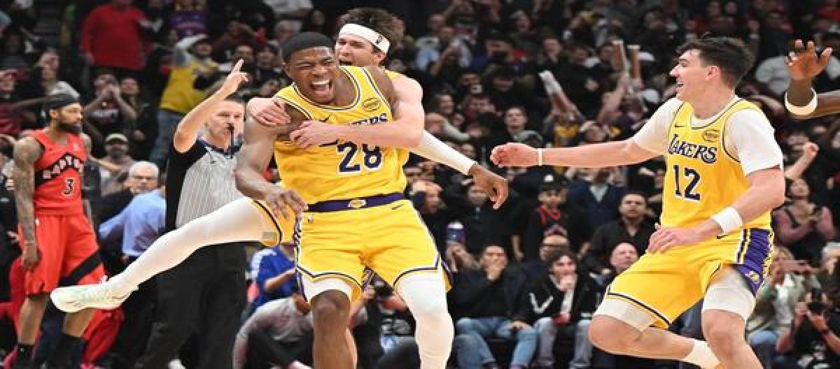 Reeves' 44-point outburst gave the Lakers a narrow 123-120 victory over the Raptors.