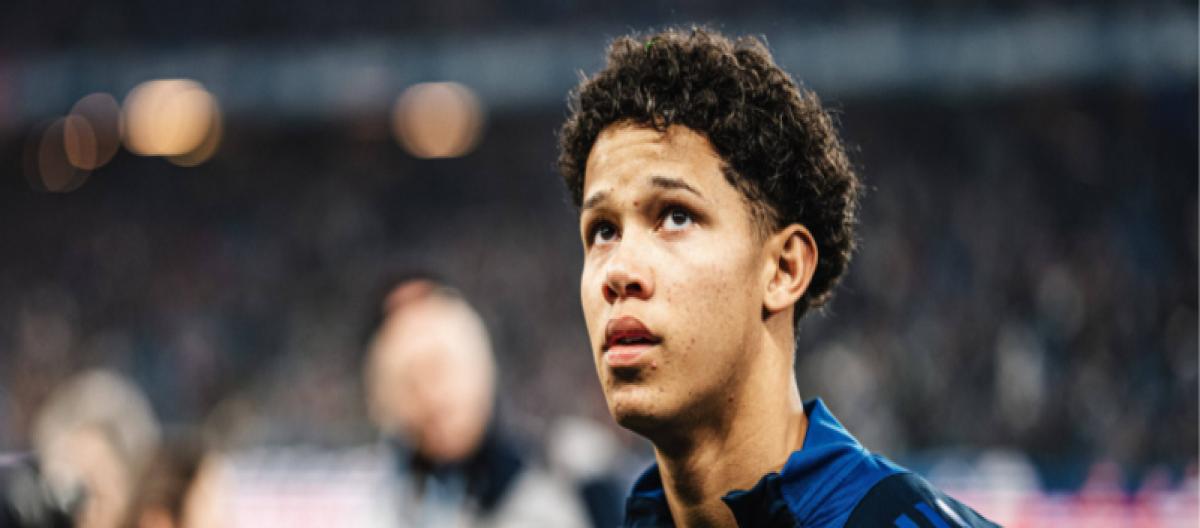 Official: Hamburg has extended the contract of 18-year-old winger Lelecht; contract length unknown.