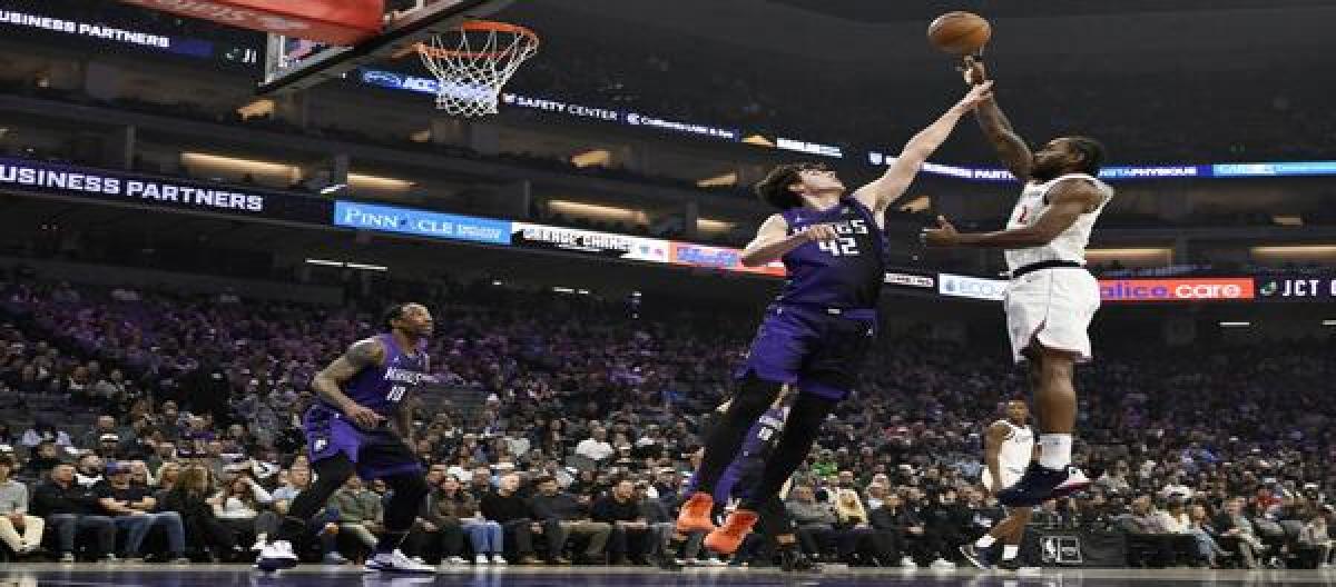 Leonard's 31 points shone as the Clippers narrowly defeated the Kings 114-111.
