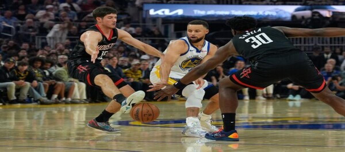Curry's return and 29 points weren't enough to secure a 117-116 victory for the Rockets over the Warriors.