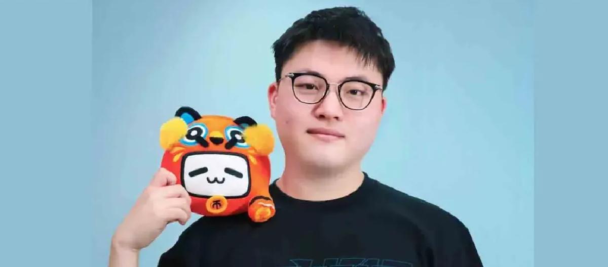 League of Legends: Uzi successfully completed the competition and was spotted by fans spending money at a casino, where they took photos together.
