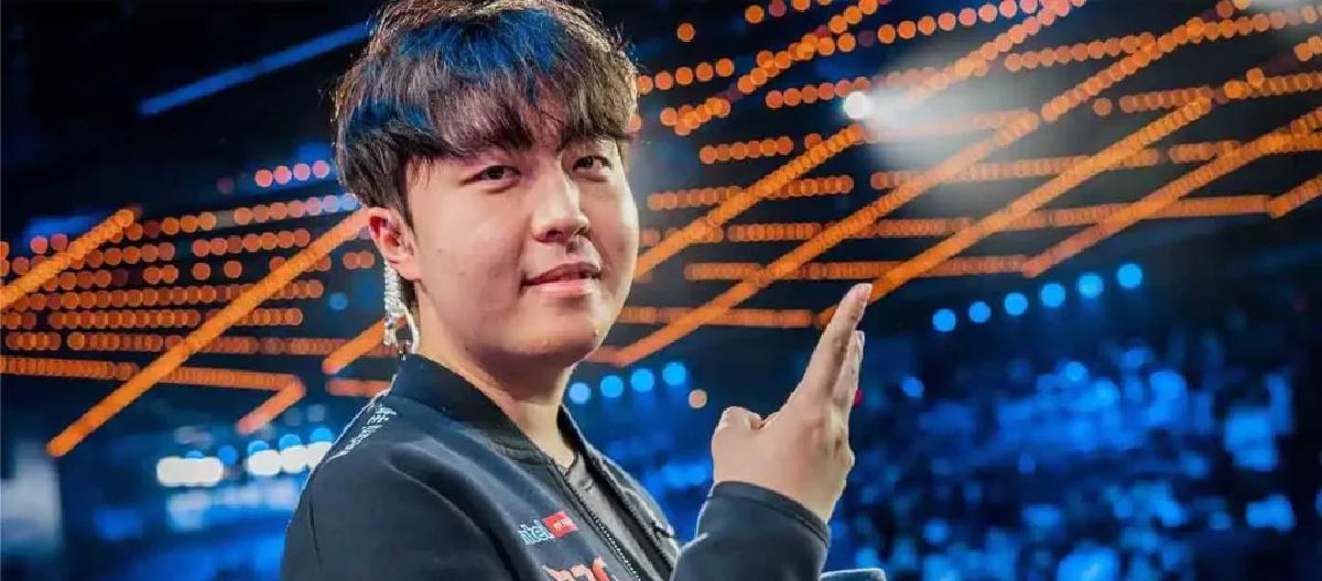 A former LPL top laner revealed in his livestream that a famous Korean player acted arrogantly during a tryout, demanding that everyone watch him eat for 20 minutes.