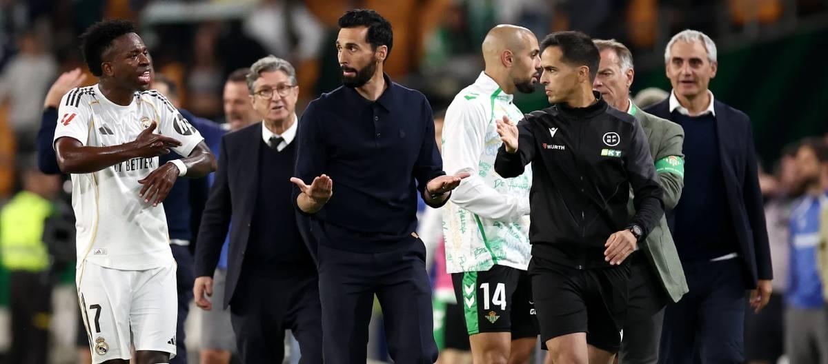 Real Madrid suffer a painful loss of a winning position; manager Arbeloa dissatisfied with the referee's decision.
