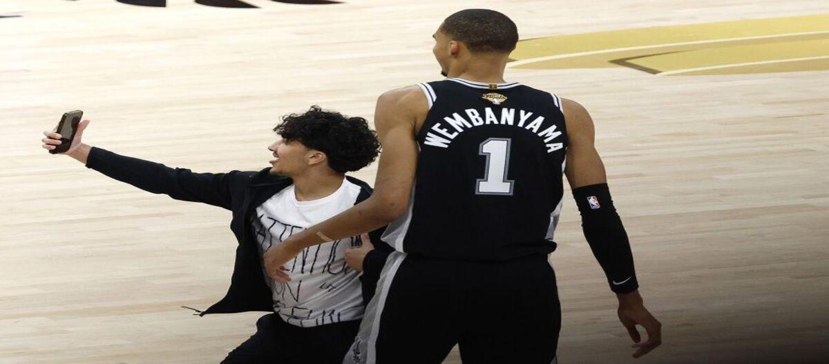 Fans rushed onto the court to take selfies with Wimbledon and Amazon; NBA announces lifetime ban. Fans rushed onto the court to take selfies with Wimbledon and Amazon; NBA announces lifetime ban.