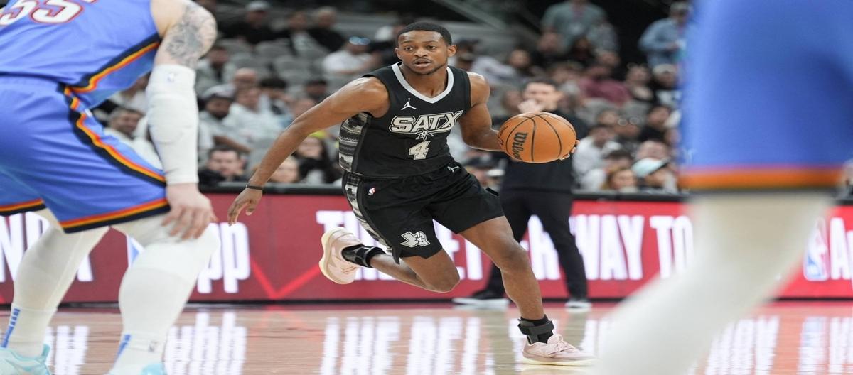Fox's crucial mid-range jumper sealed the victory for the Spurs, bringing the series to 1-2. Fox's crucial mid-range jumper sealed the victory for the Spurs, bringing the series to 1-2.