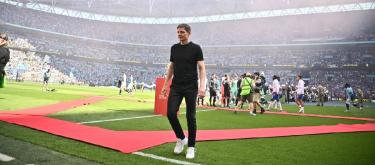 Oliver Glasner updates the team ahead of game against Liverpool