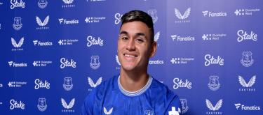 Everton officially buys out Argentine midfielder Carlos Alcaraz, with the contract signed until 2027