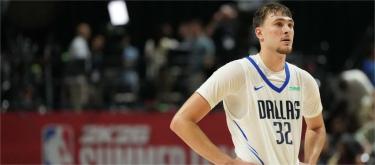 Mavericks legend Nowitzki encourages Cooper-Flag to learn from veteran teammates