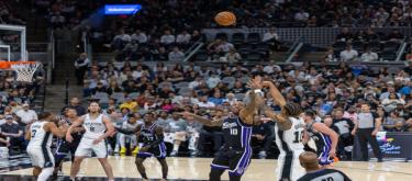 Fox had a breakout game with 28 points and 11 rebounds, while Vanderbilt were absent as the Spurs defeated the Kings 123-110.