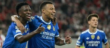 Mbappe scores four goals in a single Champions League match, winning MVP again; thanks his teammates for the passes.