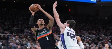 With 28 points, Wabanjama shone throughout the game as the Spurs defeated the Kings 139-122.