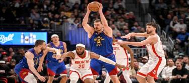 Murray's 30-point outburst led the Nuggets to a 129-93 victory over the Rockets.