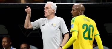 South Africa coach Bros criticized the Czech team's playing style and questioned the stadium conditions.